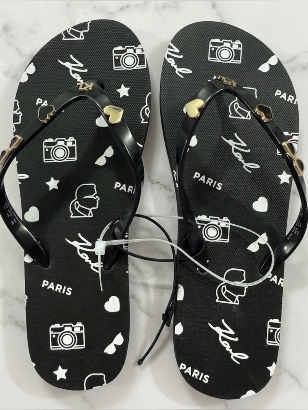 Karl Lagerfeld ZORICA
PATENT PIN FLIP FLOP
SANDAL
